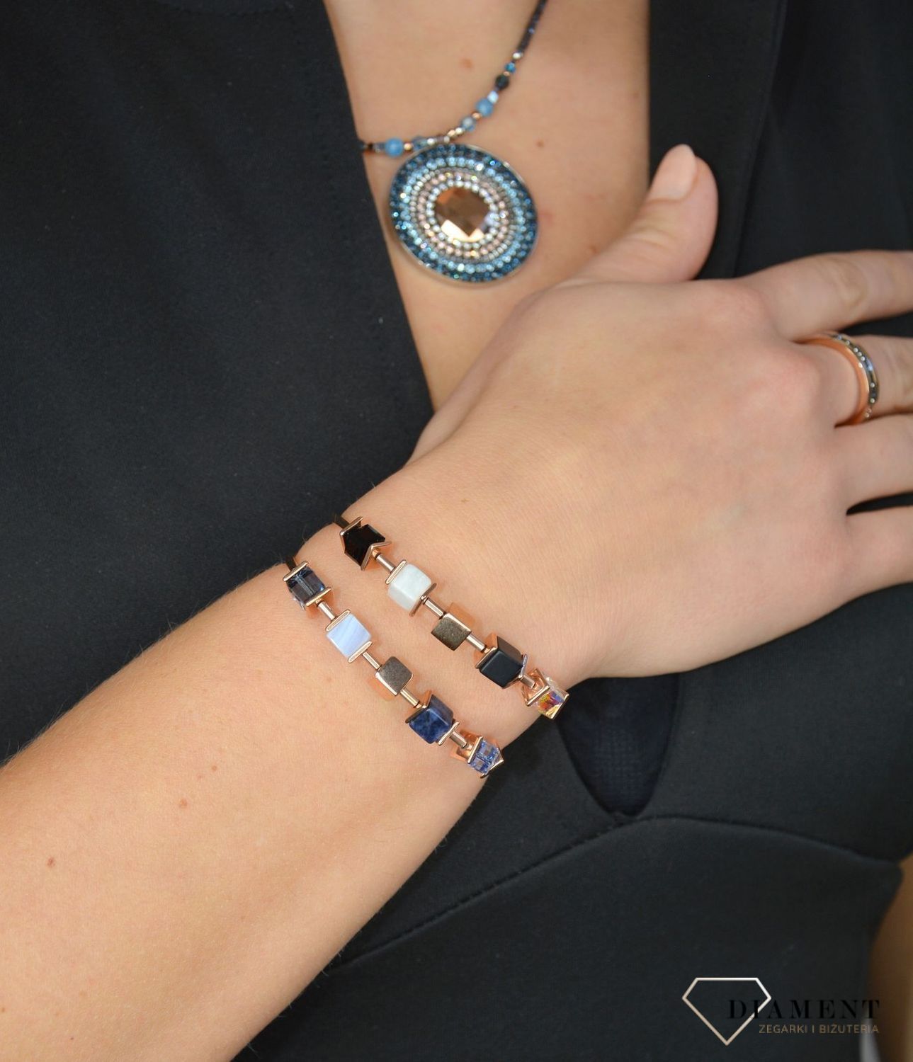 Piękna Bransoletka damska Swarovski Coeur De Lion granatowy sodalit i jasnoniebieski chalcedon, ozdobiona kryształami Swarovski® to idealny pomysł na prezent dla kobiety oraz jako dodatek do wielu stylizacji..jpg