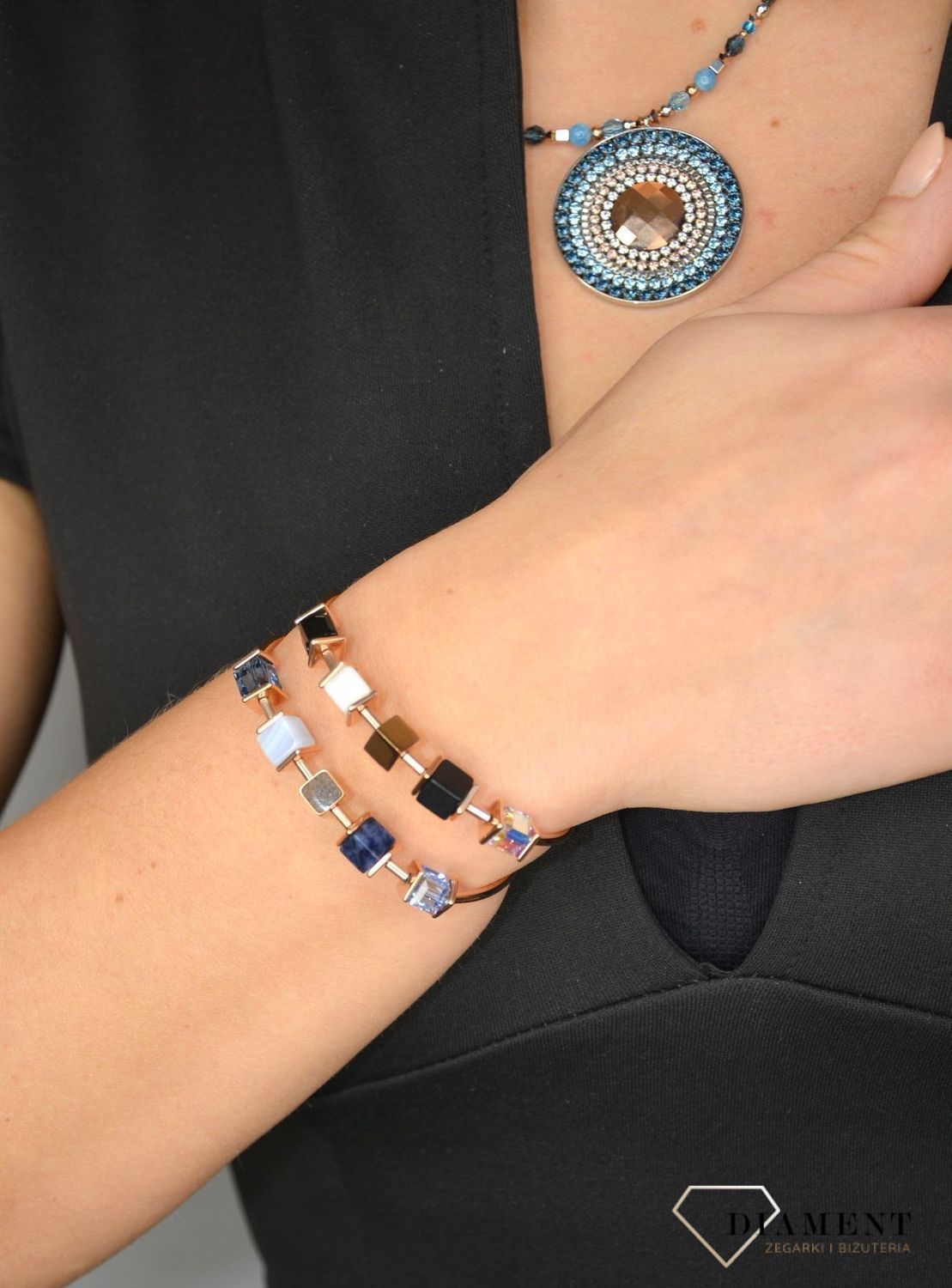 Piękna Bransoletka damska Swarovski Coeur De Lion granatowy sodalit i jasnoniebieski chalcedon, ozdobiona kryształami Swarovski® to idealny pomysł na prezent dla kobiety oraz jako dodatek do wielu stylizacji..jpg