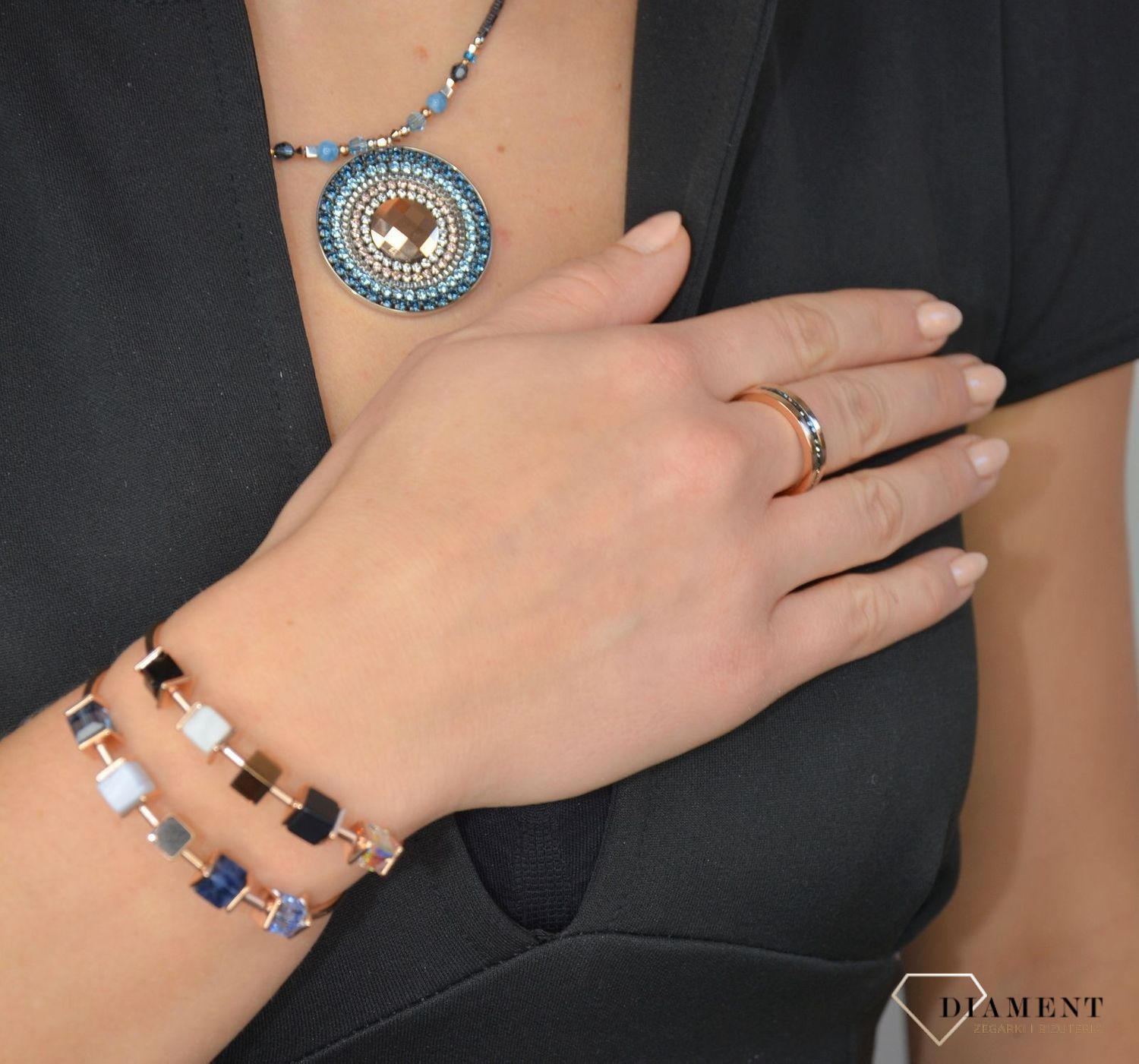 Piękna Bransoletka damska Swarovski Coeur De Lion granatowy sodalit i jasnoniebieski chalcedon, ozdobiona kryształami Swarovski® to idealny pomysł na prezent dla kobiety oraz jako dodatek do wielu stylizacji..jpg