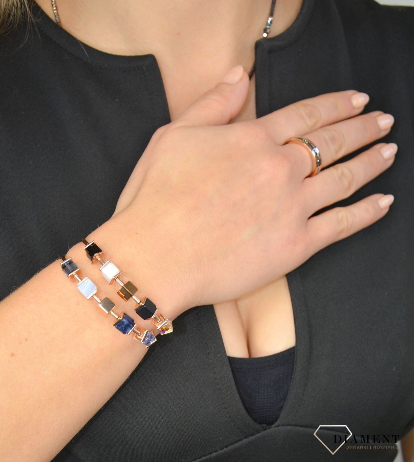 Piękna Bransoletka damska Swarovski Coeur De Lion granatowy sodalit i jasnoniebieski chalcedon, ozdobiona kryształami Swarovski® to idealny pomysł na prezent dla kobiety oraz jako dodatek do wielu stylizacji..jpg