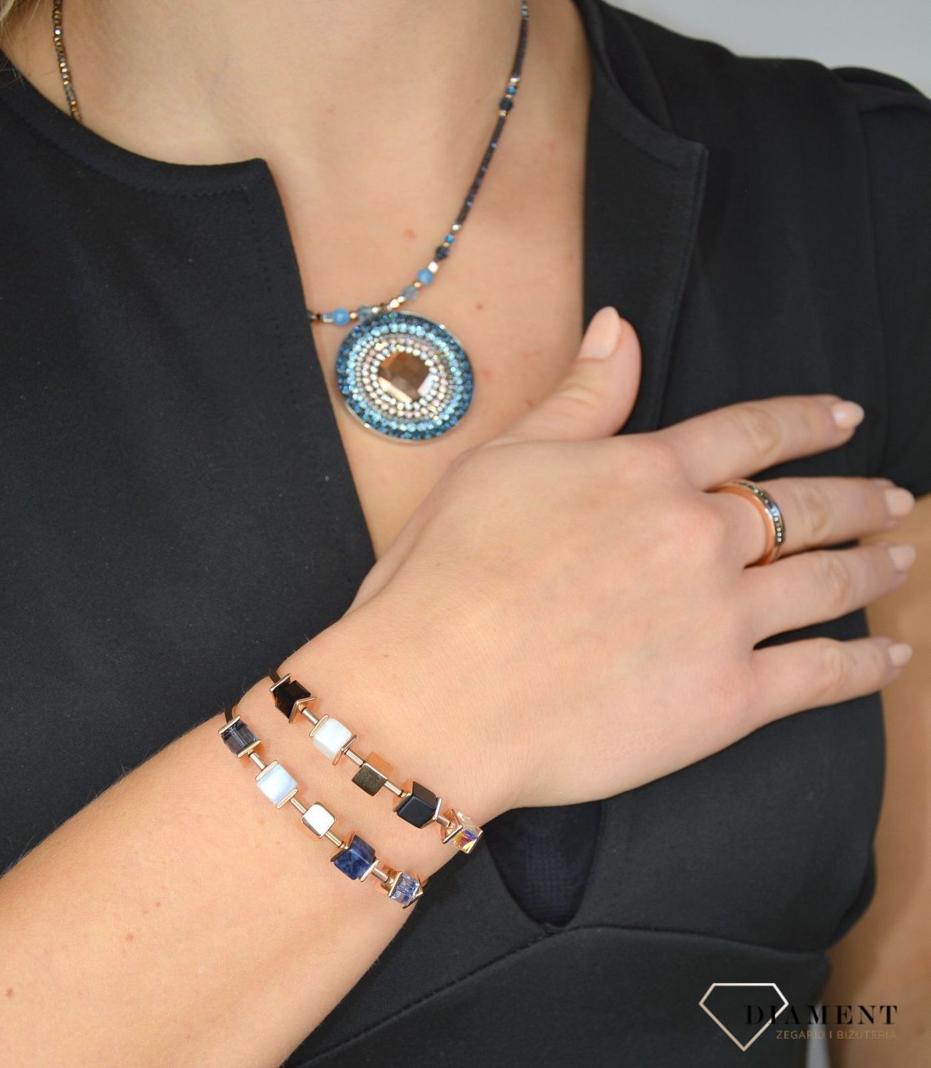 Piękna Bransoletka damska Swarovski Coeur De Lion czarny onyks, howlit, ozdobiona kryształami Swarovski® to idealny pomysł na prezent dla kobiety oraz jako dodatek do wielu stylizacji..png