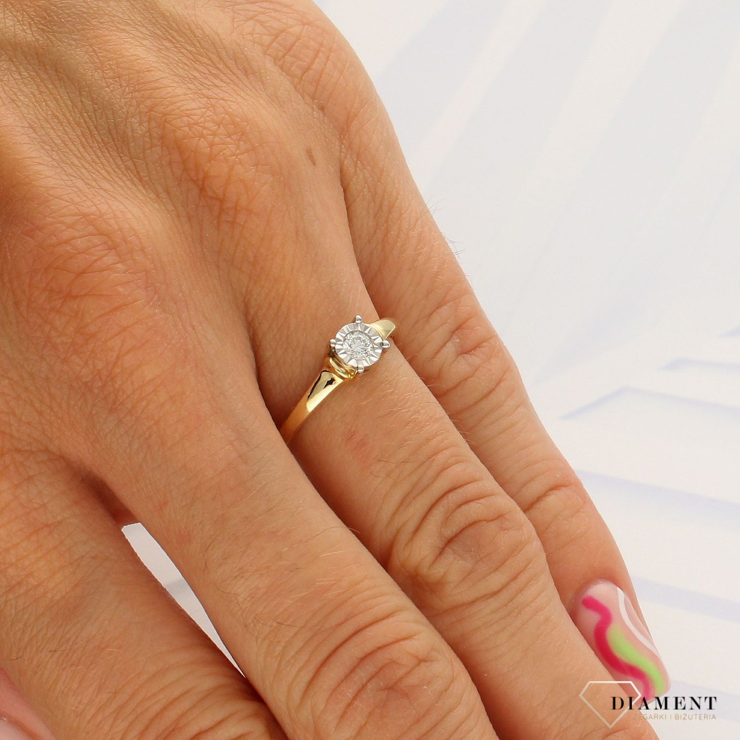 Pierścionek złoty DIAMENT 585,  wykonany ze złota próby 585. Pierścionek z jednym diamentem wielkości 0,10 ct.jpg