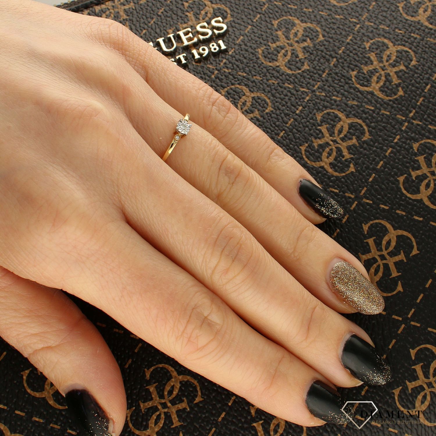 Złoty pierścionek z trzema diamentami – żółte złoto 585, 0,02 ct  Kod 50586846 BPI2905  Rozmiar 10..jpg