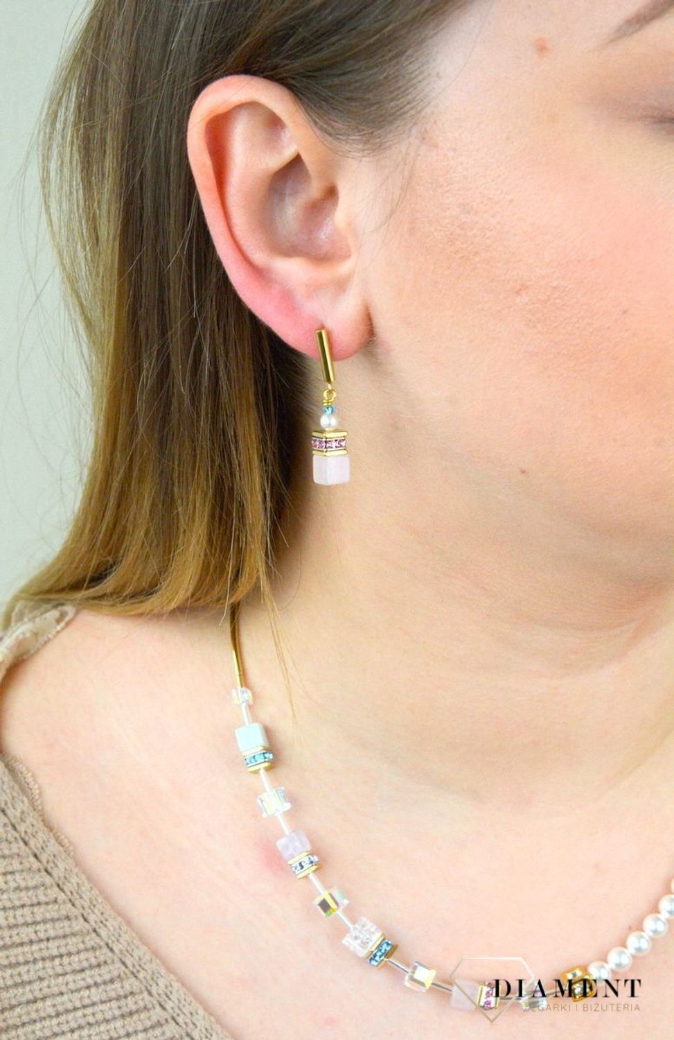 Kolczyki damskie Swarovski Coeur De Lion Perła Swarovskiego®, kwarc różowy 5086211522. Biżuteria idealna zarówno na eleganckie, jak i niezobowiązujące okazje, wykonana z połyskujących kryształów Swarovsk.jpg