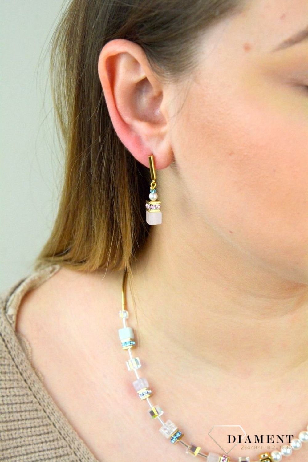 Kolczyki damskie Swarovski Coeur De Lion Perła Swarovskiego®, kwarc różowy 5086211522. Biżuteria idealna zarówno na eleganckie, jak i niezobowiązujące okazje, wykonana z połyskujących kryształów Swarovsk.jpg