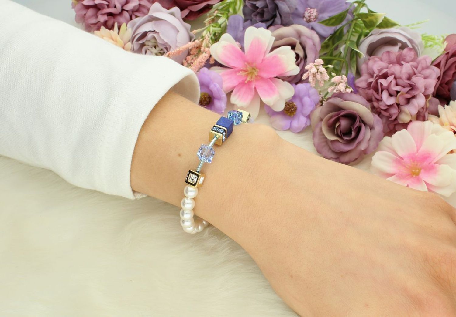 Bransoletka damska Coeur De Lion Lapis lazuli, Chalcedon, Kryształowa perła, Kryształy Swarovski 508630-0716. ✨ Bransoletka Coeur De Lion – GeoCUBE® Precious Fusion Pearls w Kolorze Niebieskim 💙💎1.jpg