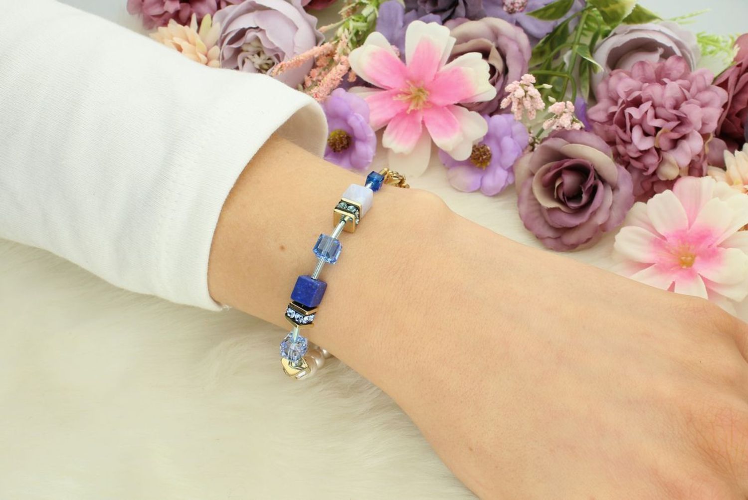 Bransoletka damska Coeur De Lion Lapis lazuli, Chalcedon, Kryształowa perła, Kryształy Swarovski 508630-0716. ✨ Bransoletka Coeur De Lion – GeoCUBE® Precious Fusion Pearls w Kolorze Niebieskim 💙💎1.jpg