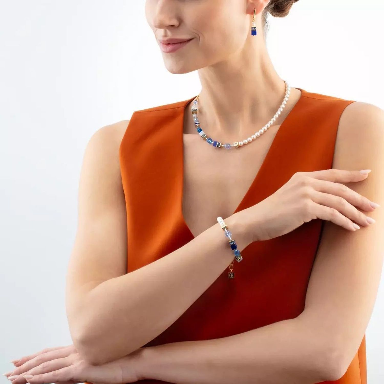 Bransoletka damska Coeur De Lion Lapis lazuli, Chalcedon, Kryształowa perła, Kryształy Swarovski 508630-0716. ✨ Bransoletka Coeur De Lion – GeoCUBE® Precious Fusion Pearls w Kolorze Niebieskim 💙💎1.jpg