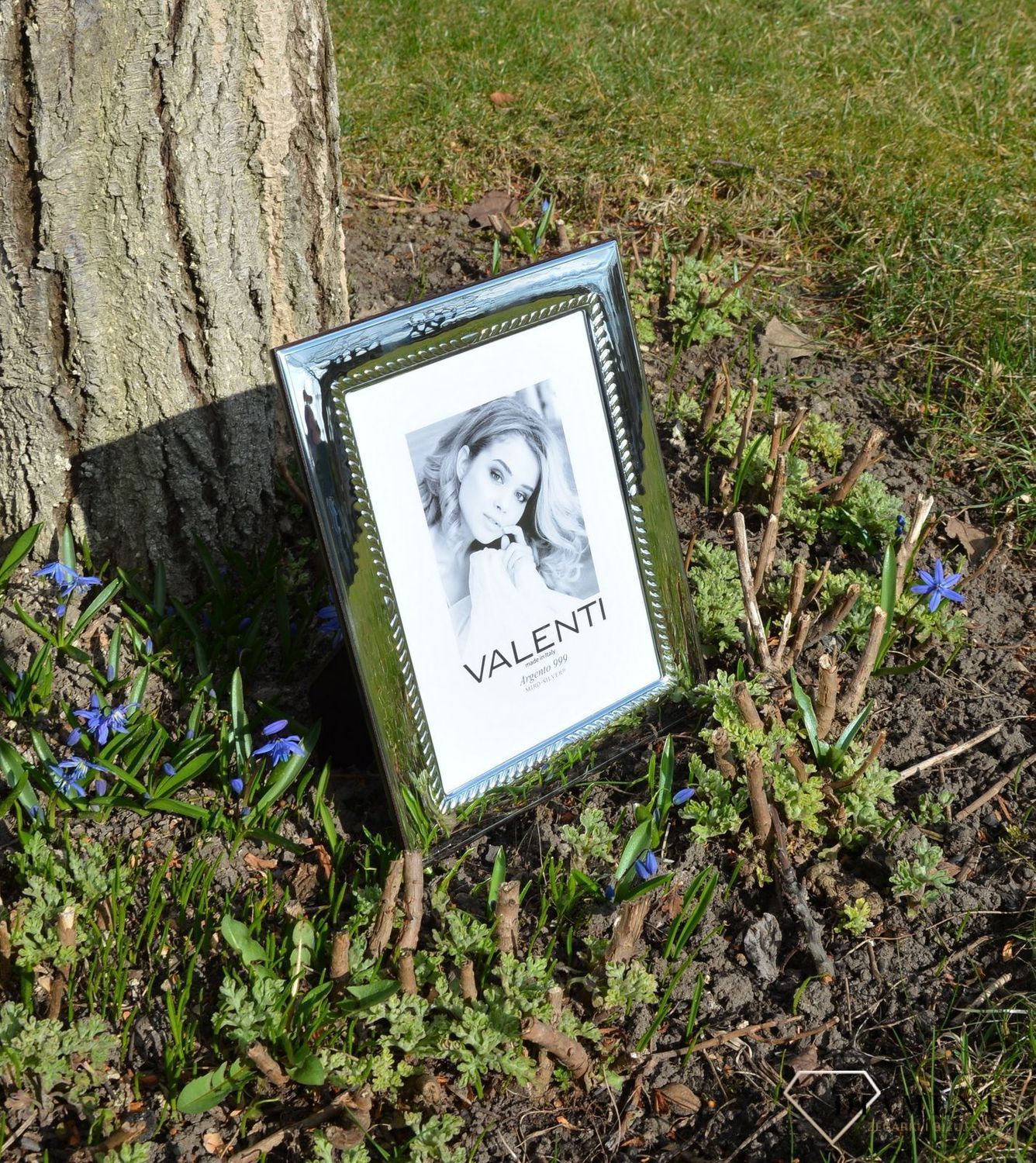 Elegancka ramka srebrna utrzymana w nowoczesnym stylu. Doskonały prezent dla bliskiej osoby na różne okazje jak urodziny, imieniny, ślub czy rocznica (3).JPG