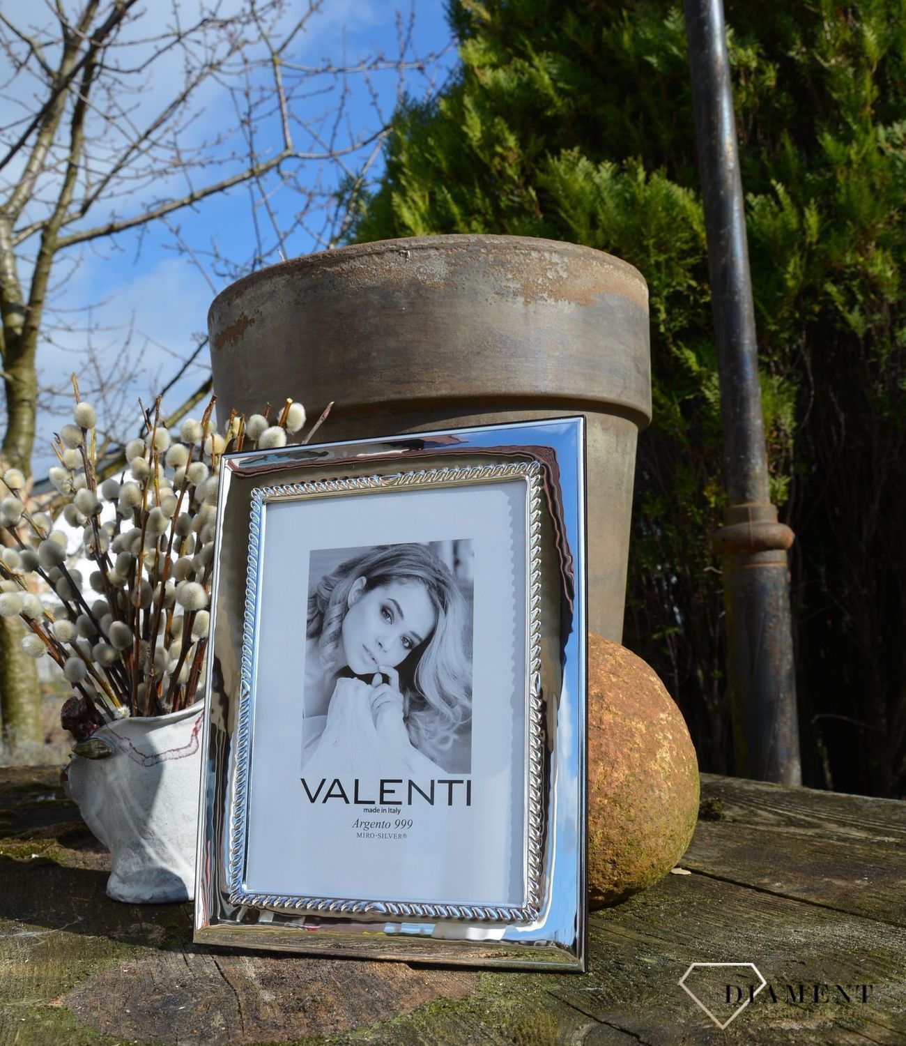 Elegancka ramka srebrna utrzymana w nowoczesnym stylu. Doskonały prezent dla bliskiej osoby na różne okazje jak urodziny, imieniny, ślub czy rocznica (3).JPG