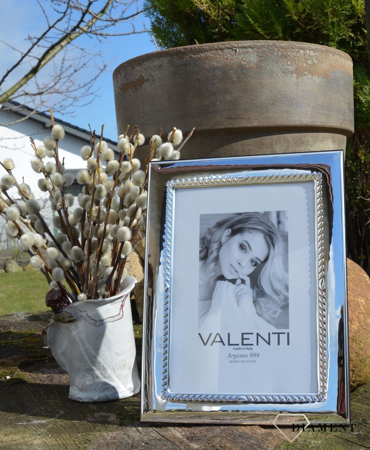 Elegancka ramka srebrna utrzymana w nowoczesnym stylu. Doskonały prezent dla bliskiej osoby na różne okazje jak urodziny, imieniny, ślub czy rocznica (3).JPG