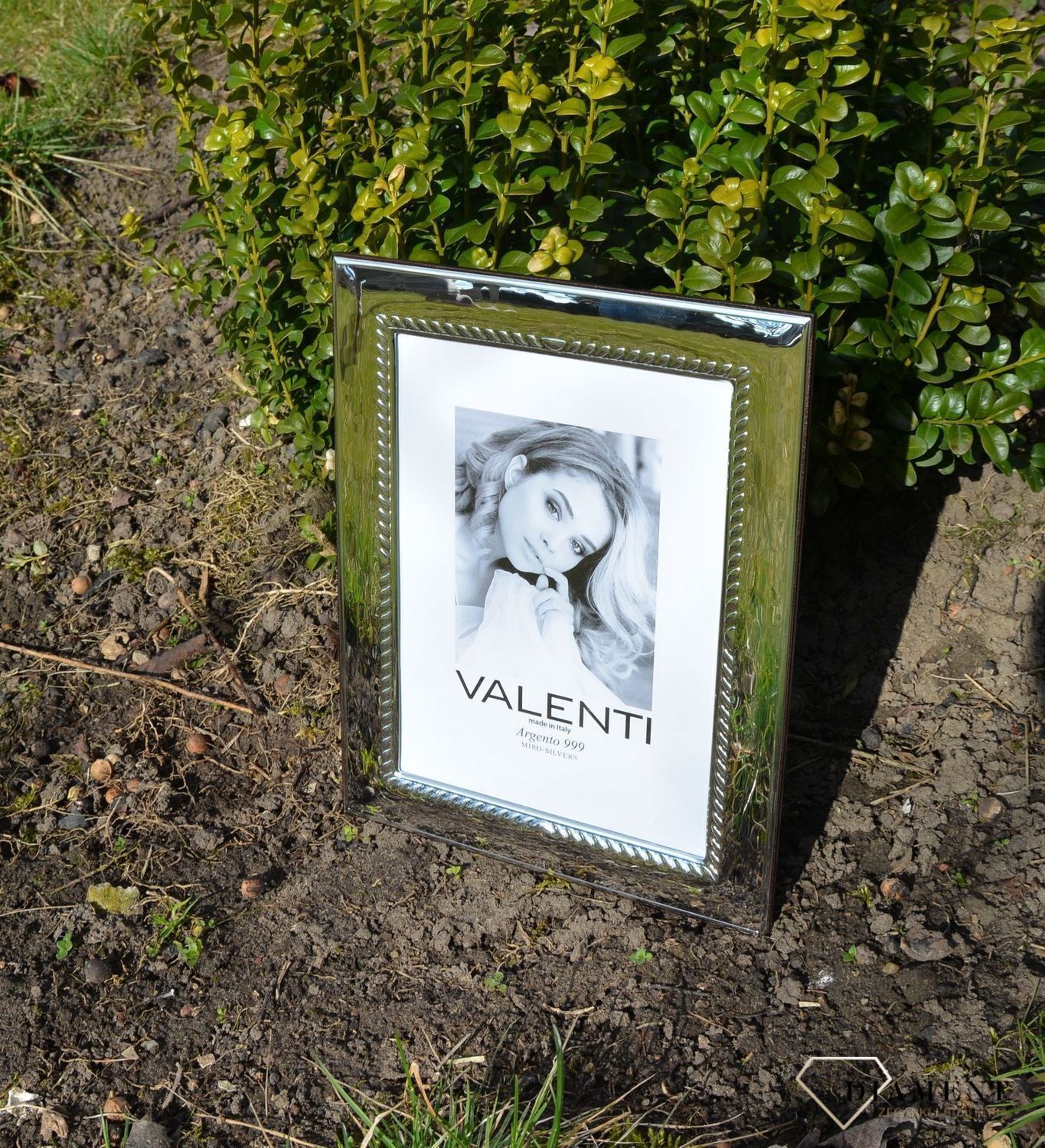 Elegancka ramka srebrna utrzymana w nowoczesnym stylu. Doskonały prezent dla bliskiej osoby na różne okazje jak urodziny, imieniny, ślub czy rocznica (3).JPG