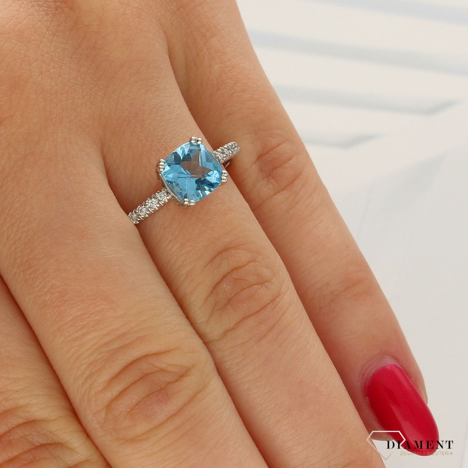 Pierścionek złoty DIAMENT białe złoto, diamenty, topaz. Pierścionki zaręczynowe. Piękny pierścionek ozdobiony trzema brylantami. Pierścionki z topazem..jpg