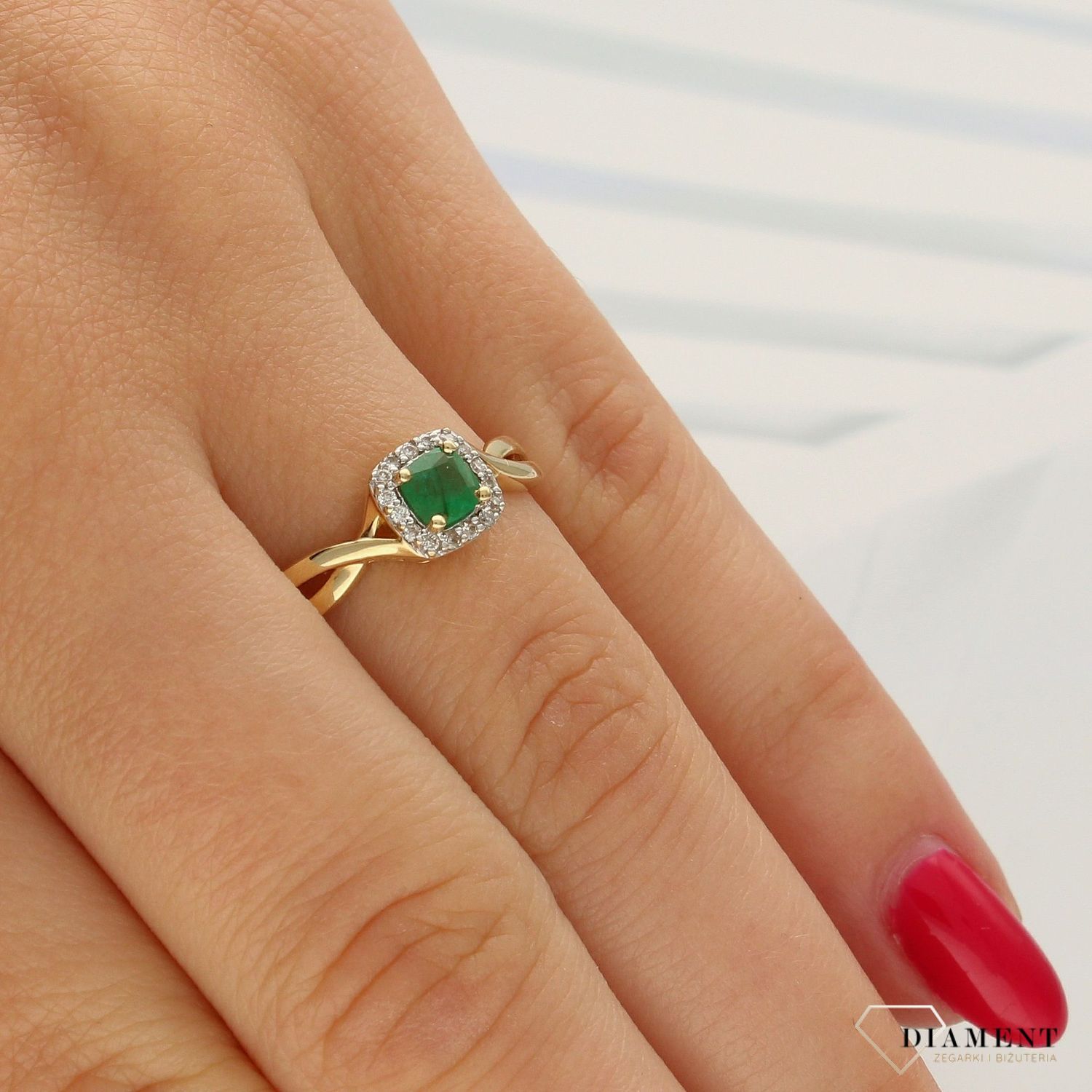 Pierścionek złoty DIAMENT żółte złoto, diamenty, szmaragd. Pierścionki zaręczynowe. Piękny pierścionek ozdobiony trzema brylantami. Klasyka w najlepszym wydaniu.jpg