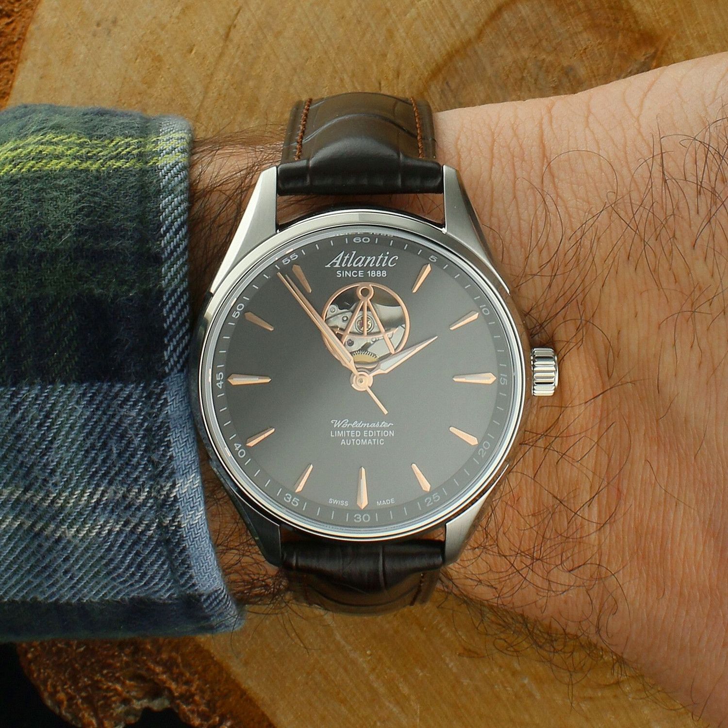 Atlantic 52780.41.41R Worldmaster Open Heart Limited Edition z mechanizmem automatycznym Sellita SW200-1 (26 kamieni), rezerwą chodu 38h i stop sekundą. Stalowa koperta 42 mm, szara tarcza open heart, wodoszczelność 50 m1.jpg