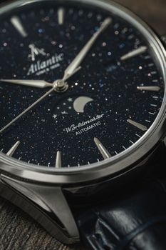 Zegarek Atlantic Worldmaster Nightsky Moonphase Blue Aventurine 52783.41.91 – męski zegarek automatyczny Swiss Made z tarczą Aventurine (3).jpg