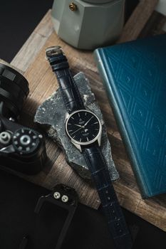 Zegarek Atlantic Worldmaster Nightsky Moonphase Blue Aventurine 52783.41.91 – męski zegarek automatyczny Swiss Made z tarczą Aventurine (6).jpg