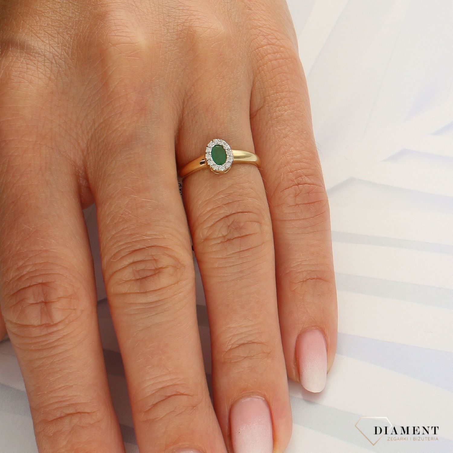 Złoty Pierścionek z Szmaragdem i 12 Diamentami 0,05 ct  Żółte Złoto 585  Rozmiar 11.jpg