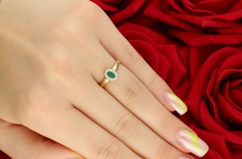 Złoty Pierścionek z Szmaragdem i 12 Diamentami 0,05 ct  Żółte Złoto 585  Rozmiar 11...jpg