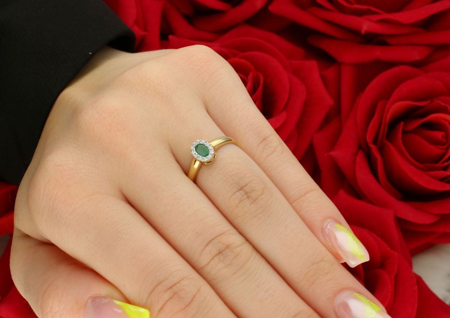 Złoty Pierścionek z Szmaragdem i 12 Diamentami 0,05 ct  Żółte Złoto 585  Rozmiar 11.jpg