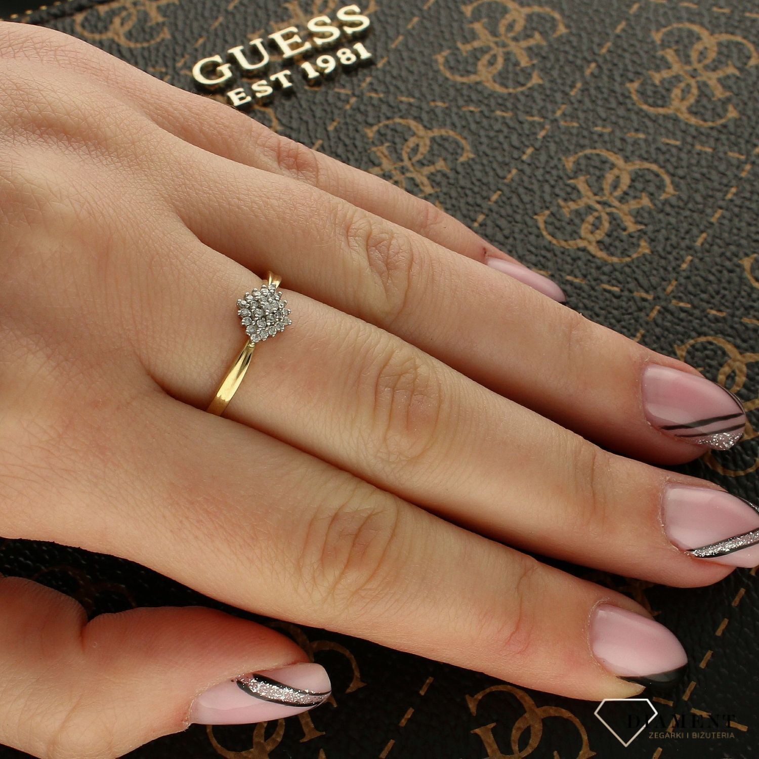 Złoty pierścionek DIAMENT na zaręczyny Diamentowy romb 52C52.jpg