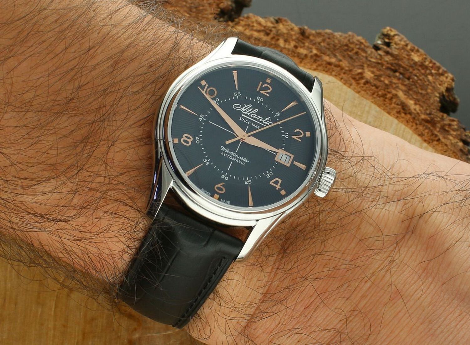 Zegarek Atlantic Worldmaster Automatic - męski 55750.41.65R. Czarna kolorystyka przecięta elementami złota to wyróżnik męskiego modelu z serii Worldmaster - Atlantic 55750.41.95R..webp