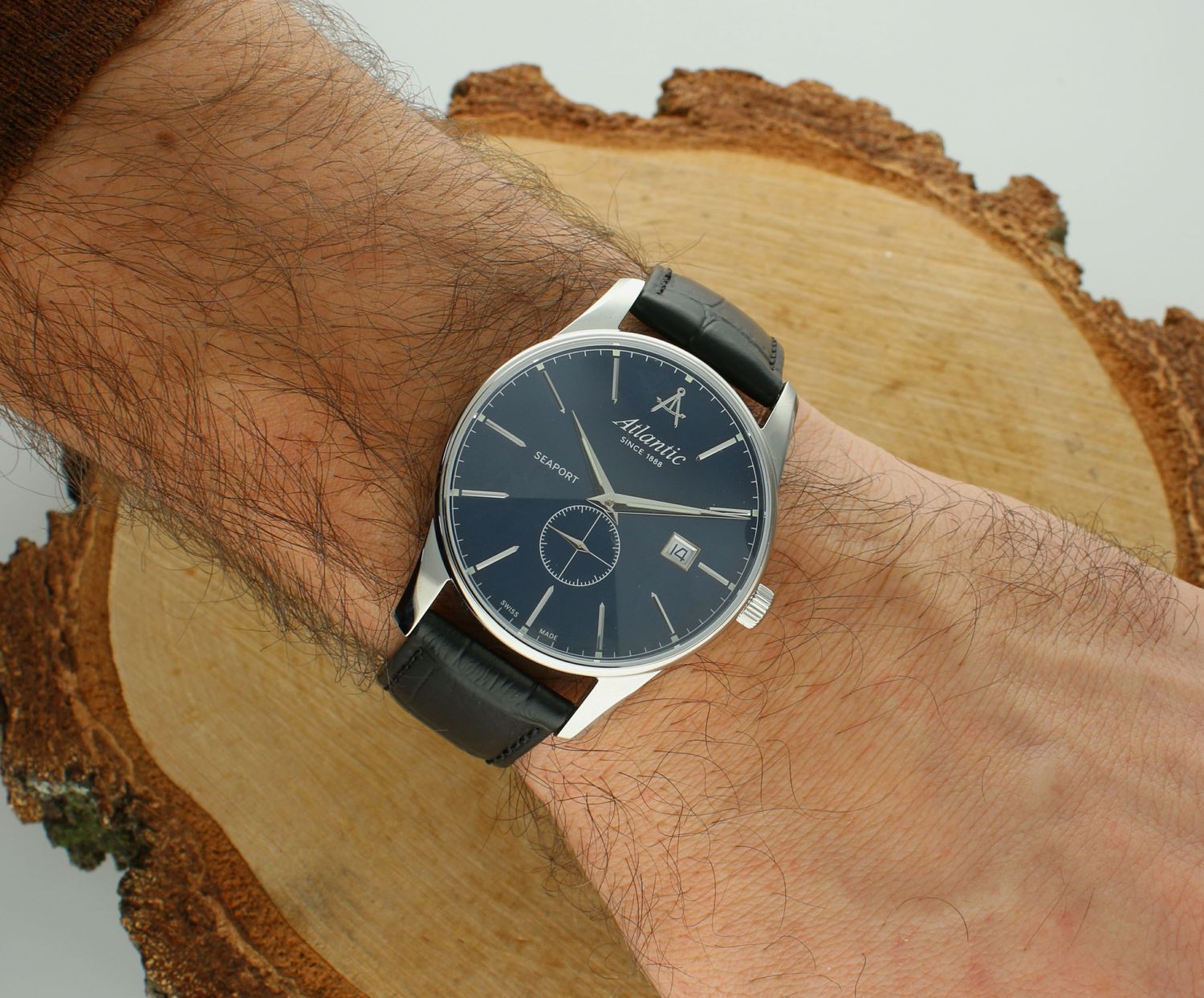 Zegarek Atlantic Classic Sapphire Seaport męski 56352.41.51 wyposażony jest w kwarcowy mechanizm, zasilany za pomocą baterii. Posiada bardzo wysoką dokładność mierzenia czasu 0 sekund w przeciągu 30 dni.1.webp