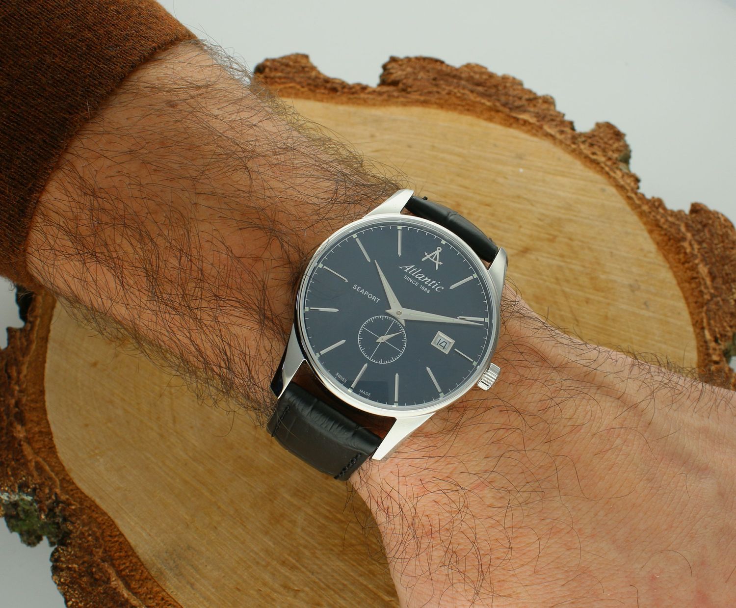 Zegarek Atlantic Classic Sapphire Seaport męski 56352.41.51 wyposażony jest w kwarcowy mechanizm, zasilany za pomocą baterii. Posiada bardzo wysoką dokładność mierzenia czasu 0 sekund w przeciągu 30 dni.1.webp