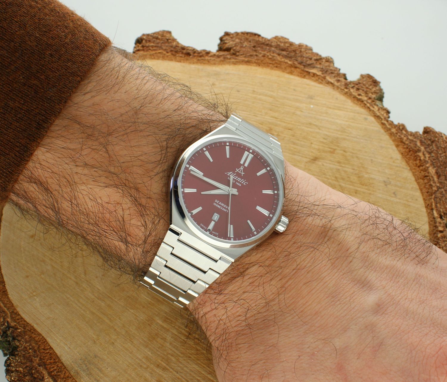 Zegarek Atlantic Classic Seawave Sapphire męski 58366.41.91 wyposażony jest w kwarcowy mechanizm, zasilany za pomocą baterii. Tarcza zegarka w kolorze czerwonym z wyraźnymi srebrnymi 1.jpg