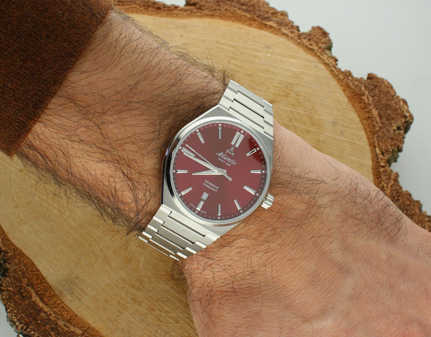 Zegarek Atlantic Classic Seawave Sapphire męski 58366.41.91 wyposażony jest w kwarcowy mechanizm, zasilany za pomocą baterii. Tarcza zegarka w kolorze czerwonym z wyraźnymi srebrnymi 1.jpg