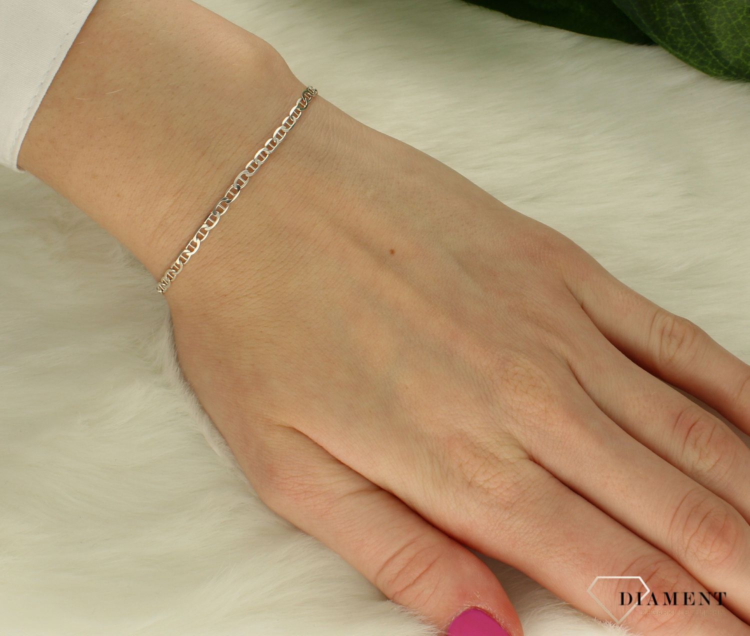 Srebrna bransoletka klasyczna damska o splocie gucci 583800. Bransoletka składa się ze splotu typu gucci. Bransoletka ma długość 17 cm, bez możliwości przedłużenia. Klasyczna bransoletka damska jako dodatek do codziennej i .jpg