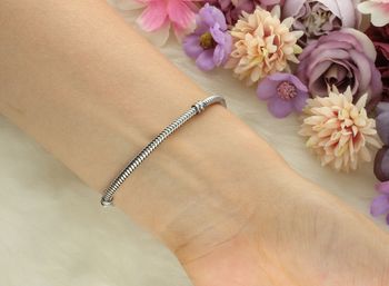 Oksydowana bransoletka damska typu Pandora ze srebra próby 925. Gładkie zapięcie na zatrzask, długość 18 cm. Idealna baza do charmsów – klasyka w najlepszym wydaniu.3.jpg