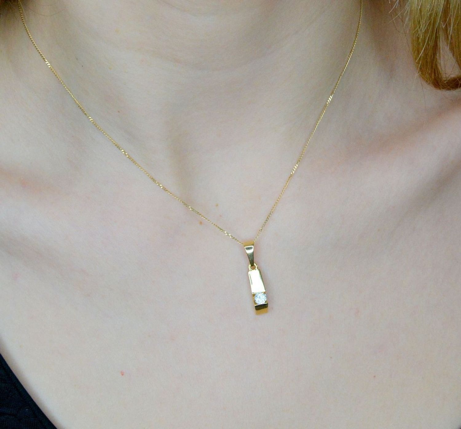 Złota zawieszka 585 z diamentem.jpg