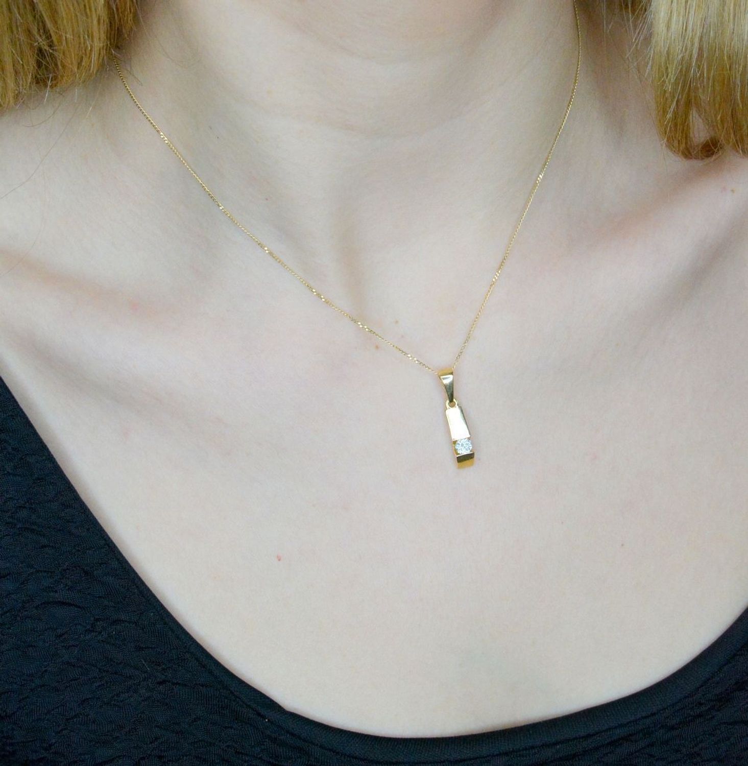 Złota zawieszka 585 z diamentem.jpg