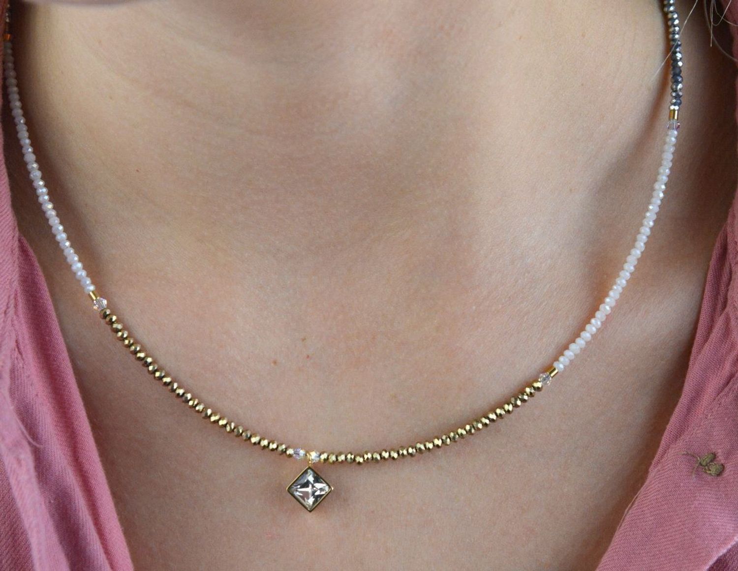 Naszyjnik damski Swarovski Coeur De Lion kryształowe złoto 6006101816. Naszyjnik damska Swarovski Coeur De Lion ponadczasowy piękny naszyjnik z kolekcji GeoCUBE® zdobiony  kryształami Swarovski® i szkłem rzeźbi (4).JPG