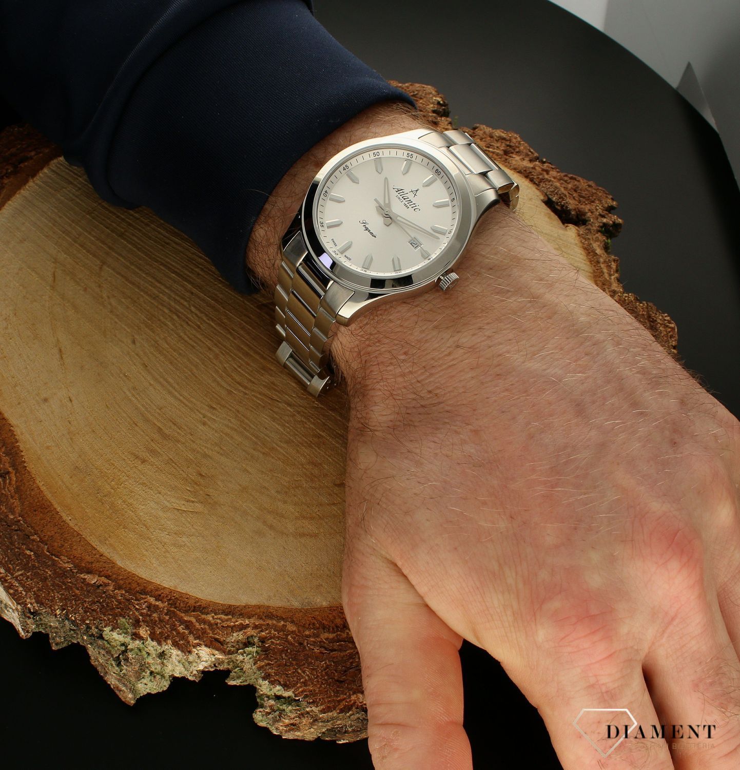 Zegarek męski Atlantic Classic Sapphire na bransolecie 60335.41.29 wyposażony jest w kwarcowy mechanizm, zasilany za pomocą baterii. Posiada bardzo wysoką dokładność mierzenia czasu +- 10 sekund w przeciągu 30 dni. Zegarek idealny dla mężczyzny.jpg