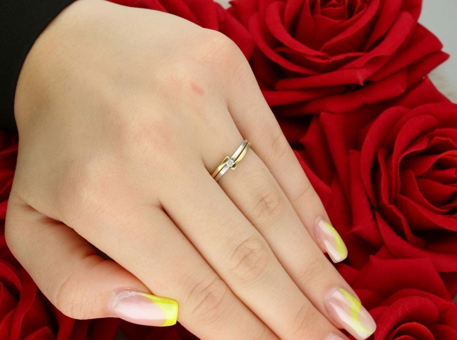 Złoty pierścionek z diamentem „Splątana Elegancja”  Żółte i białe złoto 585  R453  Rozmiar 11.jpg