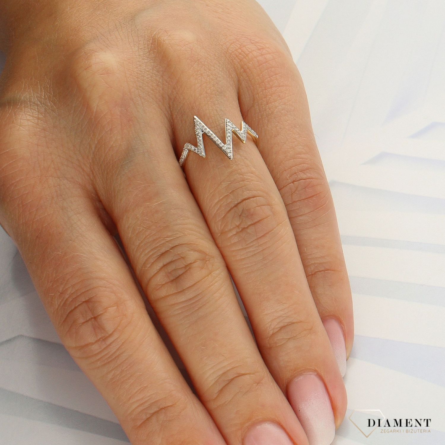 Pierścionek złoty DIAMENT 585, diamenty EKG, motyw gór. 63386R002 R63386Y Pierścionek Arenart 0660061824 wykonany ze złota próby 585..jpg