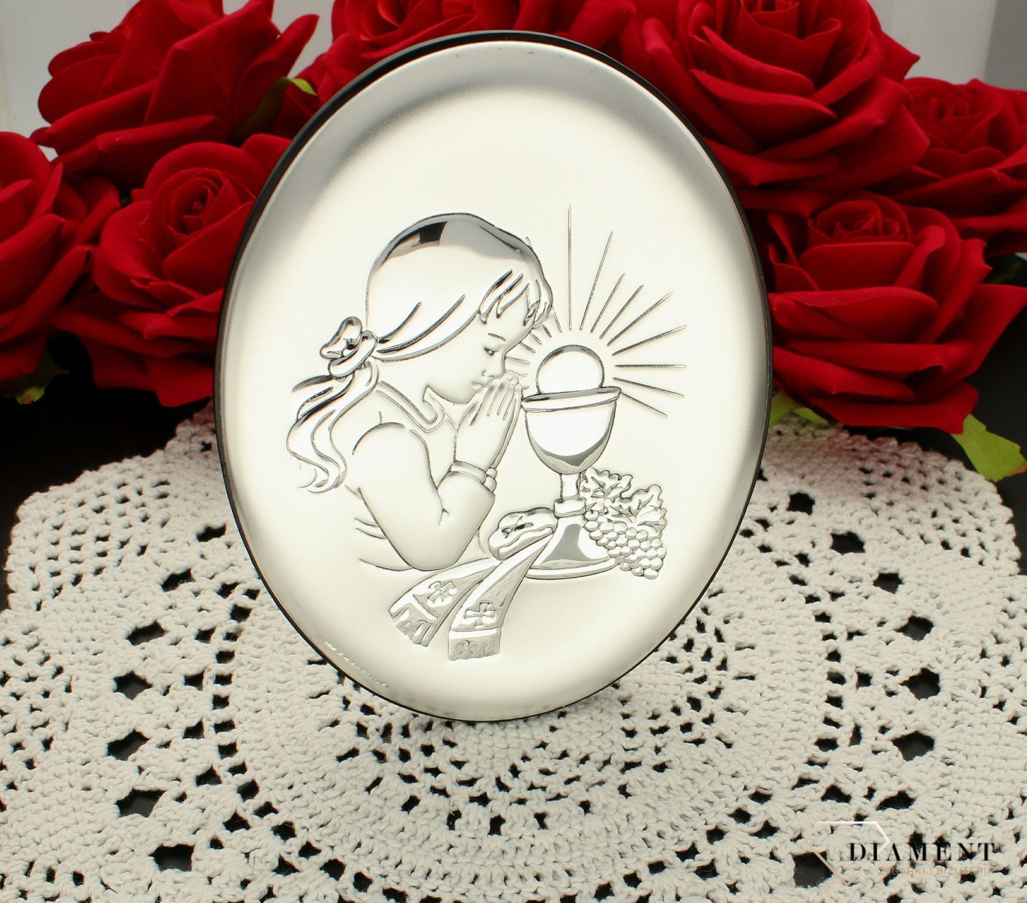 Obrazek srebrny z wizerunkiem dziewczynki pochylającej się nad kielichem to doskonała pamiątka Pierwszej Komunii Świętej, która odda piękno tego sakramentu (6).jpg