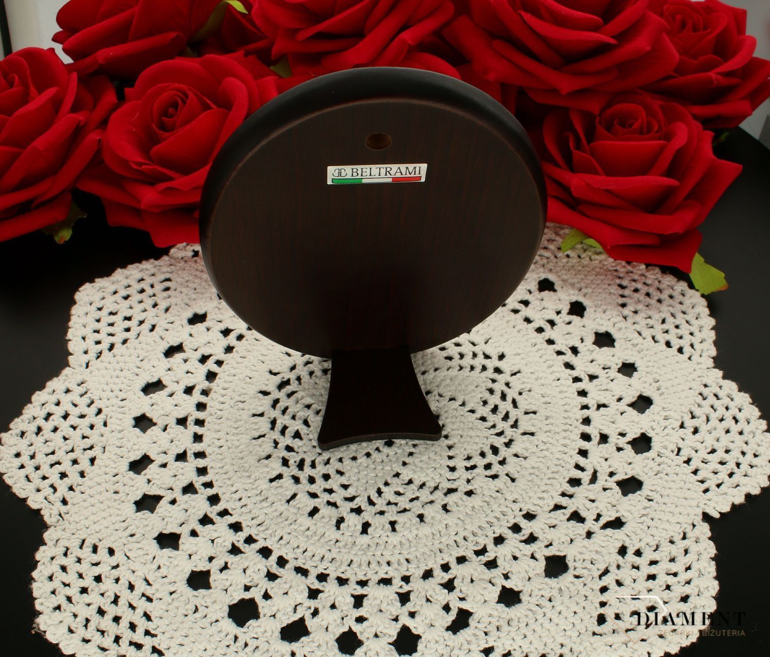 Obrazek srebrny z wizerunkiem dziewczynki pochylającej się nad kielichem to doskonała pamiątka Pierwszej Komunii Świętej, która odda piękno tego sakramentu (6).jpg