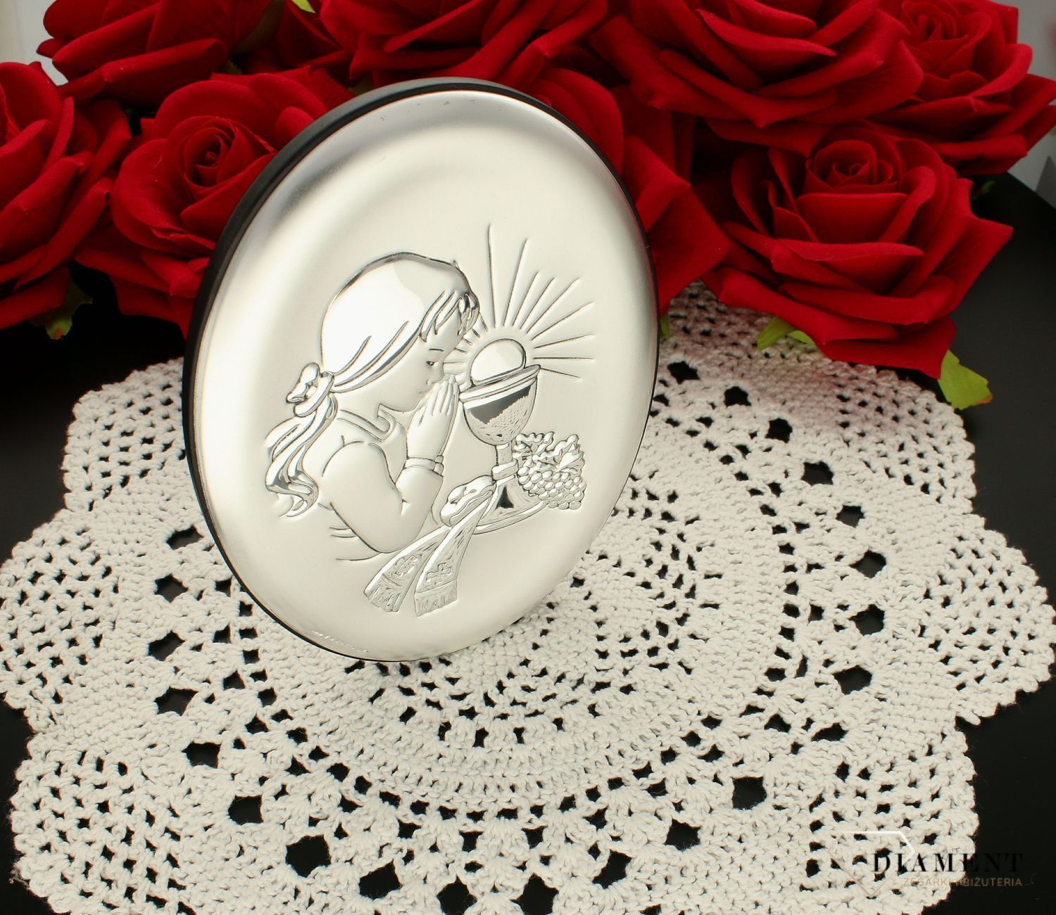 Obrazek srebrny z wizerunkiem dziewczynki pochylającej się nad kielichem to doskonała pamiątka Pierwszej Komunii Świętej, która odda piękno tego sakramentu (6).jpg