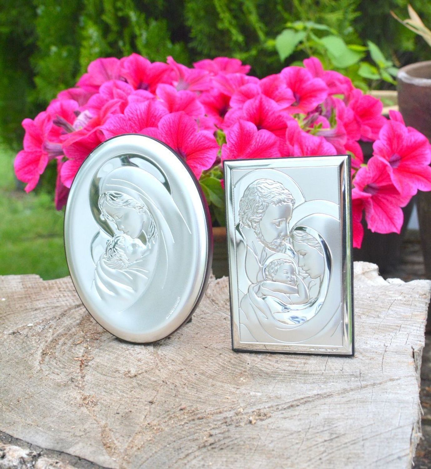 Obrazek srebrny owalny Matka Boska z dzieciątkiem 63792X. Piękny, obrazek srebrny z wizerunkiem Matki Boskiej z dzieciątkiem. Idealny prezent na ślub, rocznicę zawarcia sakramentu małżeństwa, chrzest. Idealny na prezent..jpg