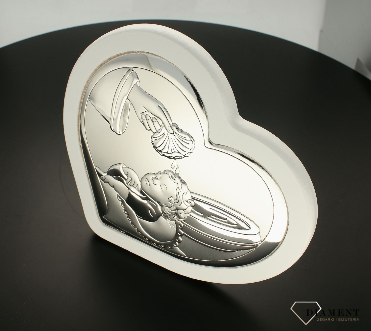 Obrazek srebrny w pięknej oprawie ( drewno barwione na biało) w formie serca symbolizujący Sakrament Chrztu Świętego. Idealna pamiątka dla małego chrześcijanina (2).jpg