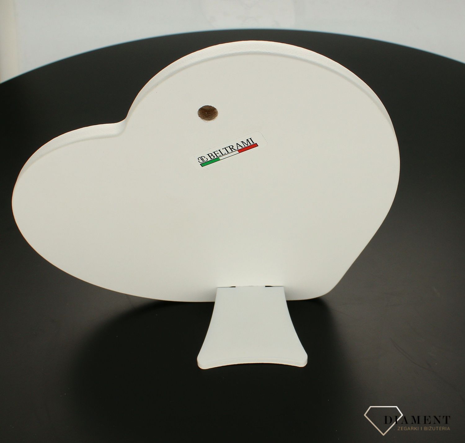 Obrazek srebrny w pięknej oprawie ( drewno barwione na biało) w formie serca symbolizujący Sakrament Chrztu Świętego. Idealna pamiątka dla małego chrześcijanina (2).jpg