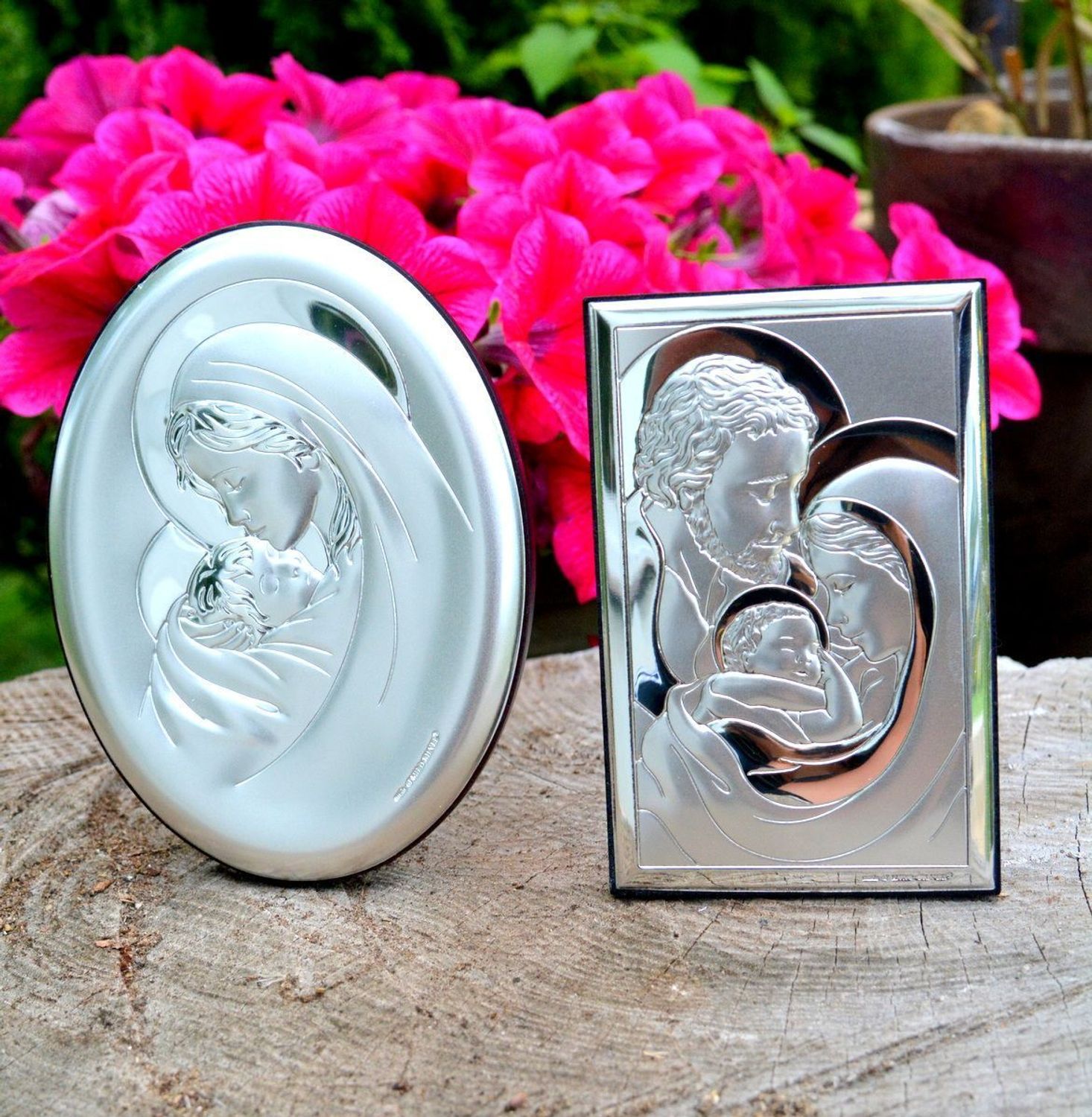 Piękny srebrny obrazek w kształcie prostokąta ukazujący Świętą Rodzinę to niezwykle piękny drobiazg, który sprawi, że jego właściciel zaprosi do swojego domu radość (2).jpg