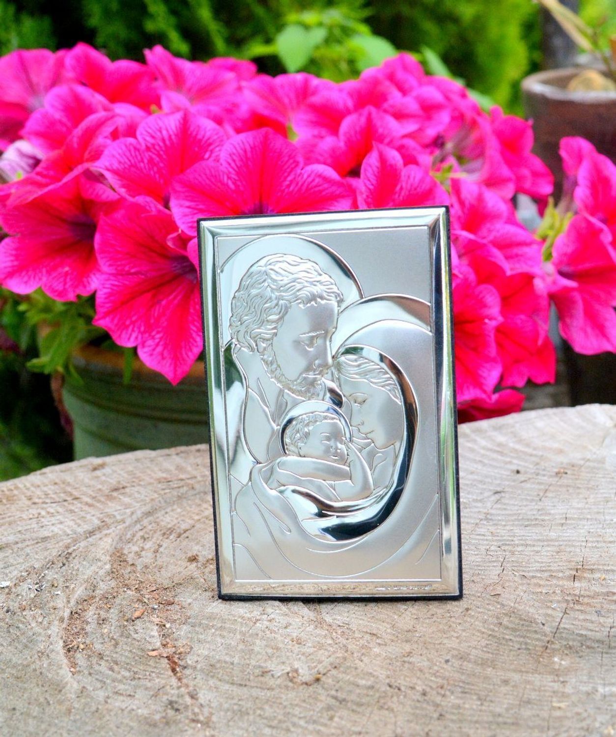 Piękny srebrny obrazek w kształcie prostokąta ukazujący Świętą Rodzinę to niezwykle piękny drobiazg, który sprawi, że jego właściciel zaprosi do swojego domu radość (2).jpg