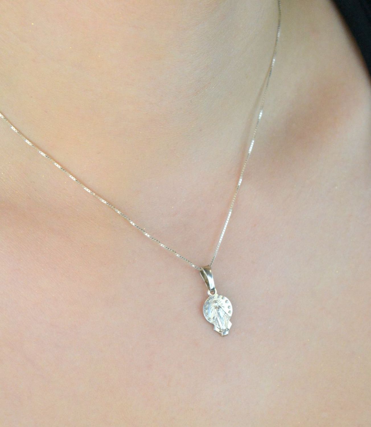 Medalik srebrny z wizerunkiem Jezusa, model 665322, próba 925. Waga 1,01 g, rozmiar 2,0 × 1,0 cm. Dyskretna i symboliczna biżuteria religijna na co dzień.1.jpg