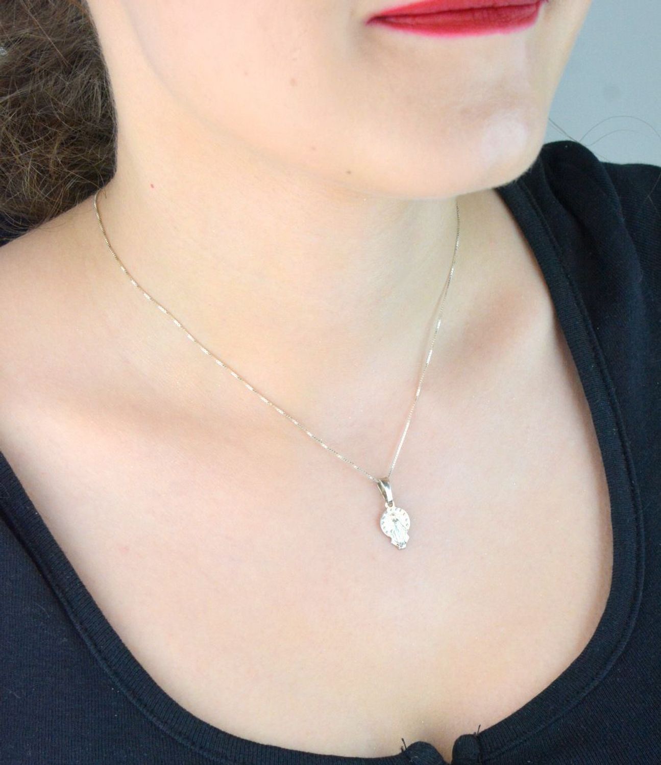 Medalik srebrny z wizerunkiem Jezusa, model 665322, próba 925. Waga 1,01 g, rozmiar 2,0 × 1,0 cm. Dyskretna i symboliczna biżuteria religijna na co dzień.1.jpg