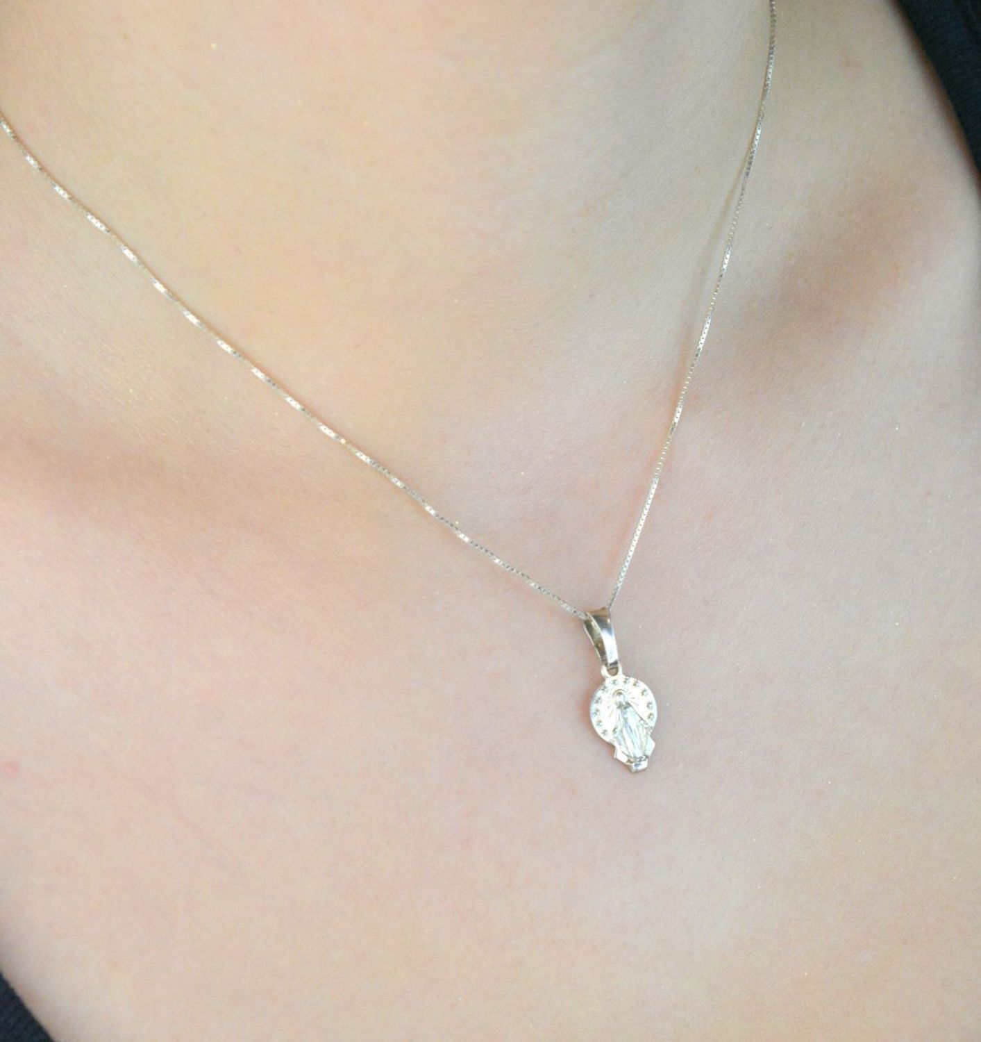 Medalik srebrny z wizerunkiem Jezusa, model 665322, próba 925. Waga 1,01 g, rozmiar 2,0 × 1,0 cm. Dyskretna i symboliczna biżuteria religijna na co dzień.1.jpg