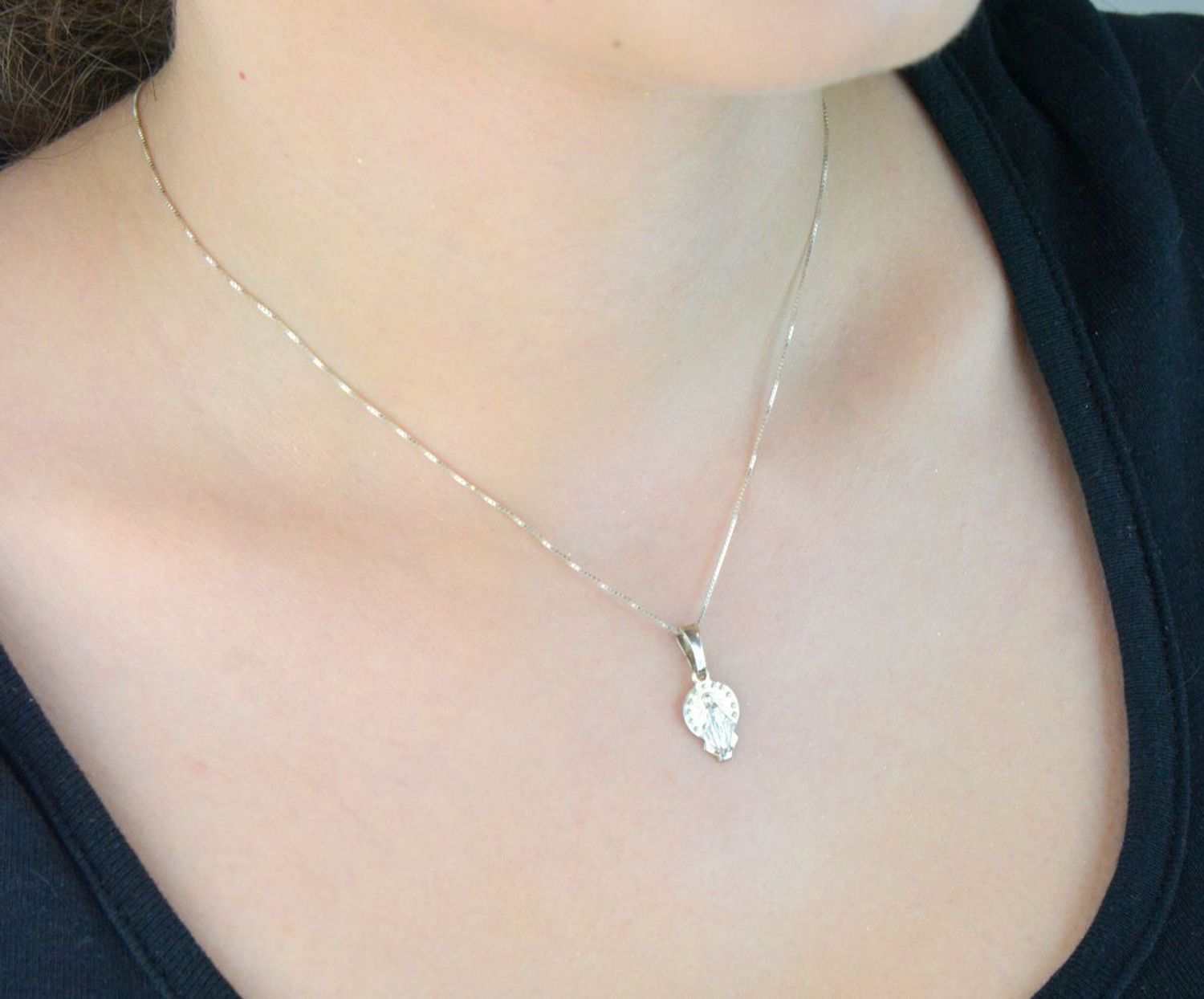 Medalik srebrny z wizerunkiem Jezusa, model 665322, próba 925. Waga 1,01 g, rozmiar 2,0 × 1,0 cm. Dyskretna i symboliczna biżuteria religijna na co dzień.1.jpg